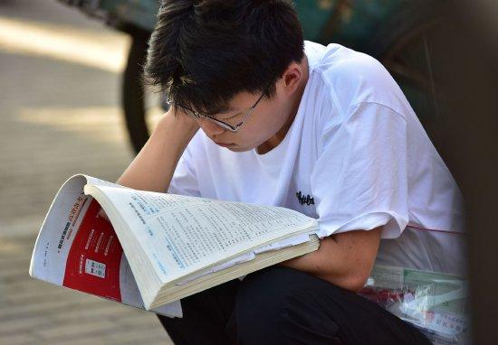 免費ai填高考志愿和動輒萬元的人工咨詢,有什么本質差別